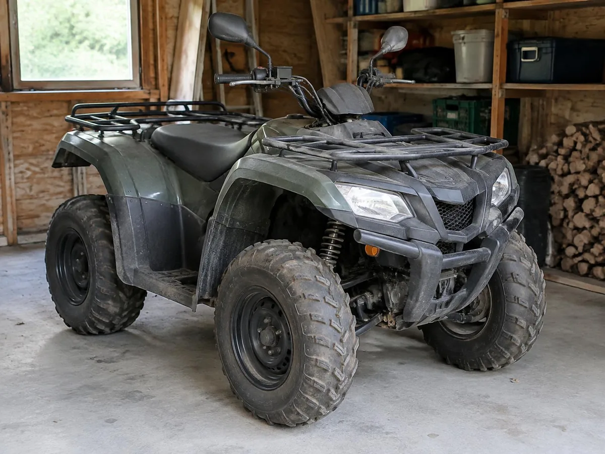 Länger ungenutztes gebrauchtes Quad mit leichter Staubschicht in einer ordentlichen Garage