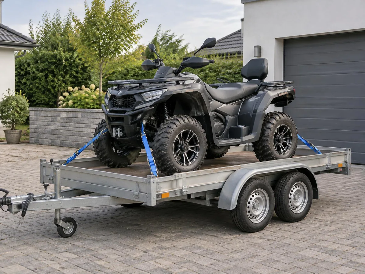 Gebrauchtes Quad, fachgerecht mit Zurrgurten auf einem Transportanhänger gesichert